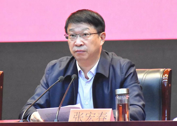 就如何贯彻落实本次会议精神,尤其是区委李书记的讲话精神,张宏春要求